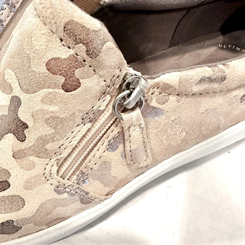 Clarks Layton Step Leather‎ Slip On Sneaker Loafers Women's 8.5 Gold Camo Print